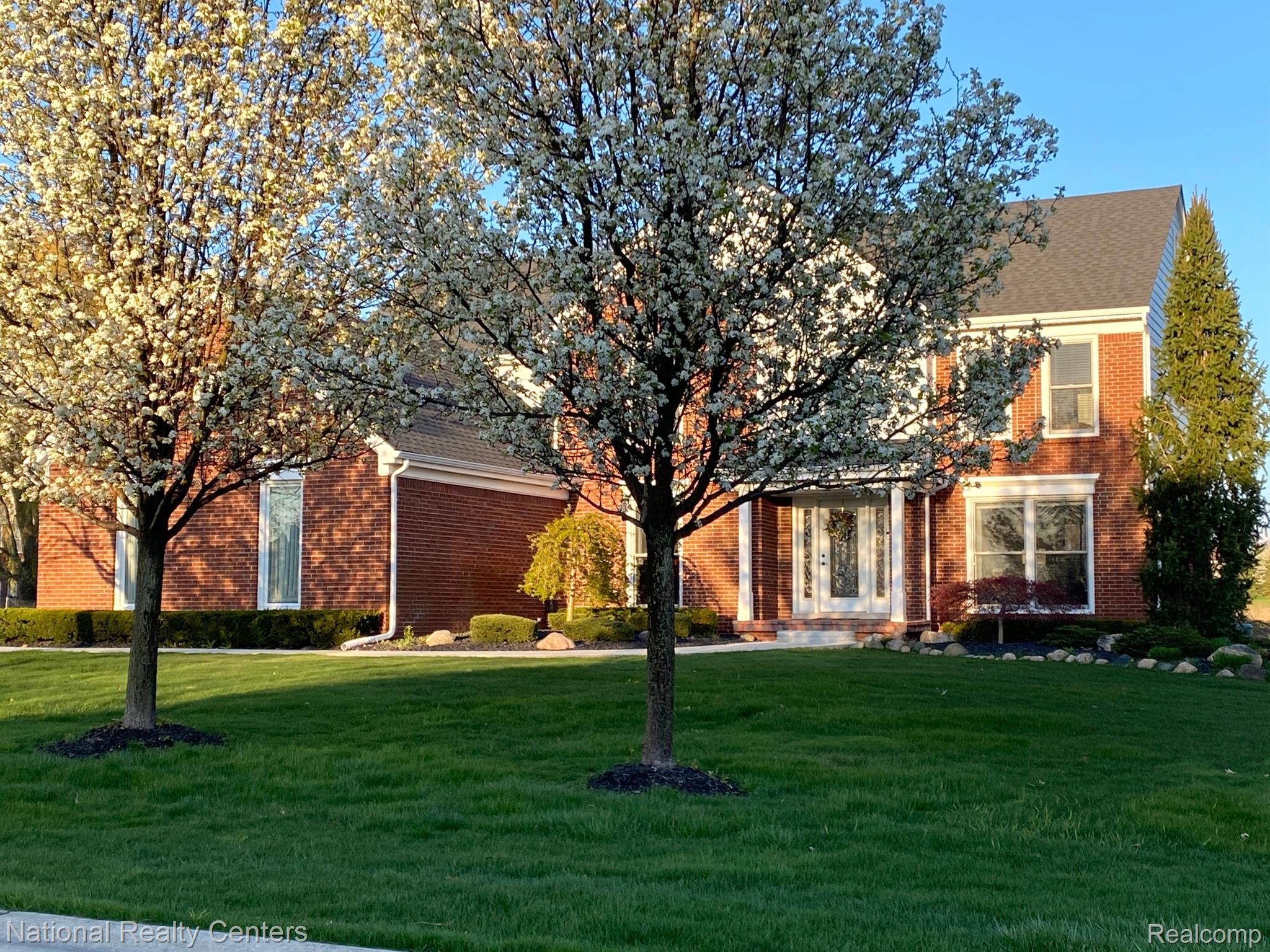 4199 Oak Tree Circle Rochester, MI 48306 - Photo 45 of 47 ... 3-Car Garage. Talk about Curb Appeal!