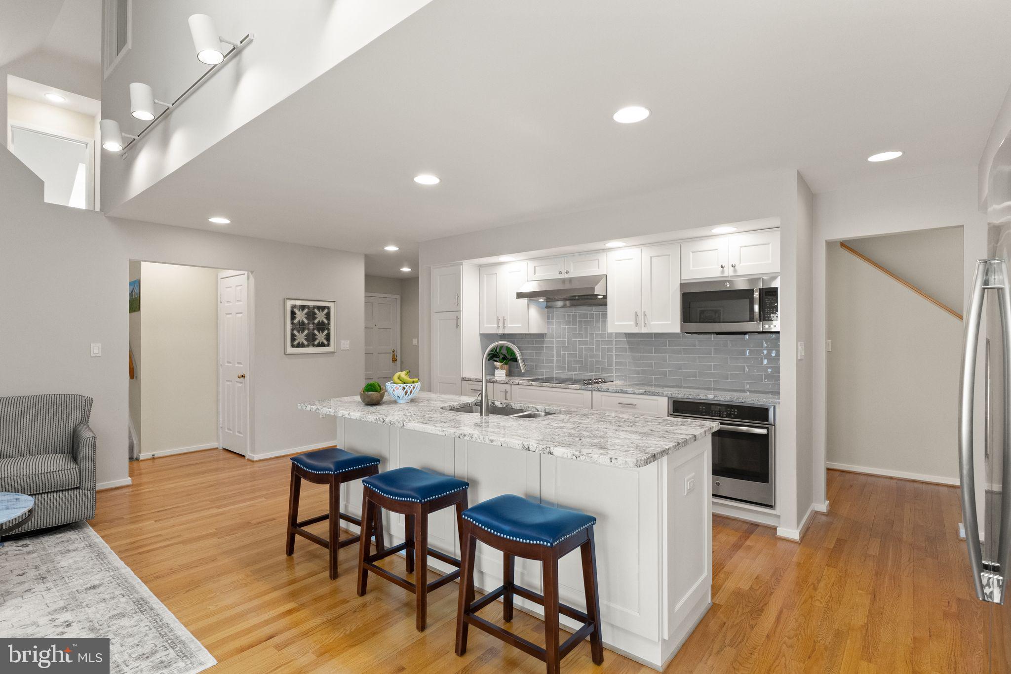 1424 Belcastle Court Reston, VA 20194 - Photo 4 of 33 Entertainers kitchen