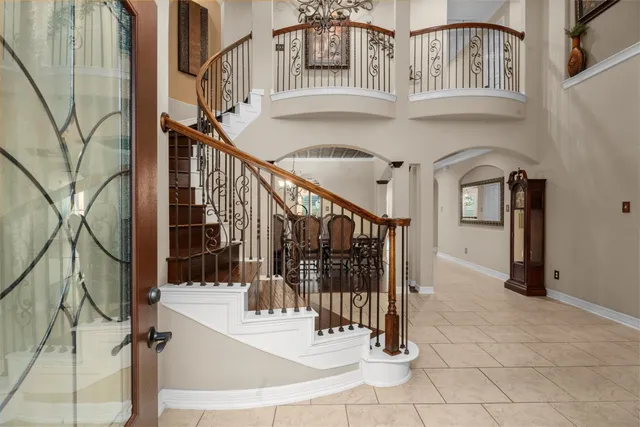 a view of entryway with a front door