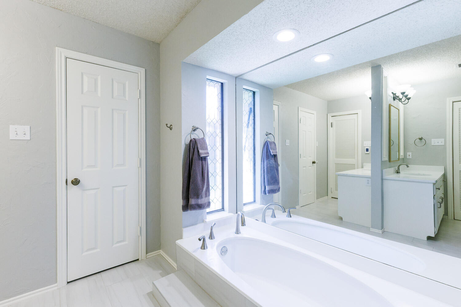 5717 72nd Street Lubbock, TX 79424 - Photo 27 of 54 a bathroom with a tub sink and mirror