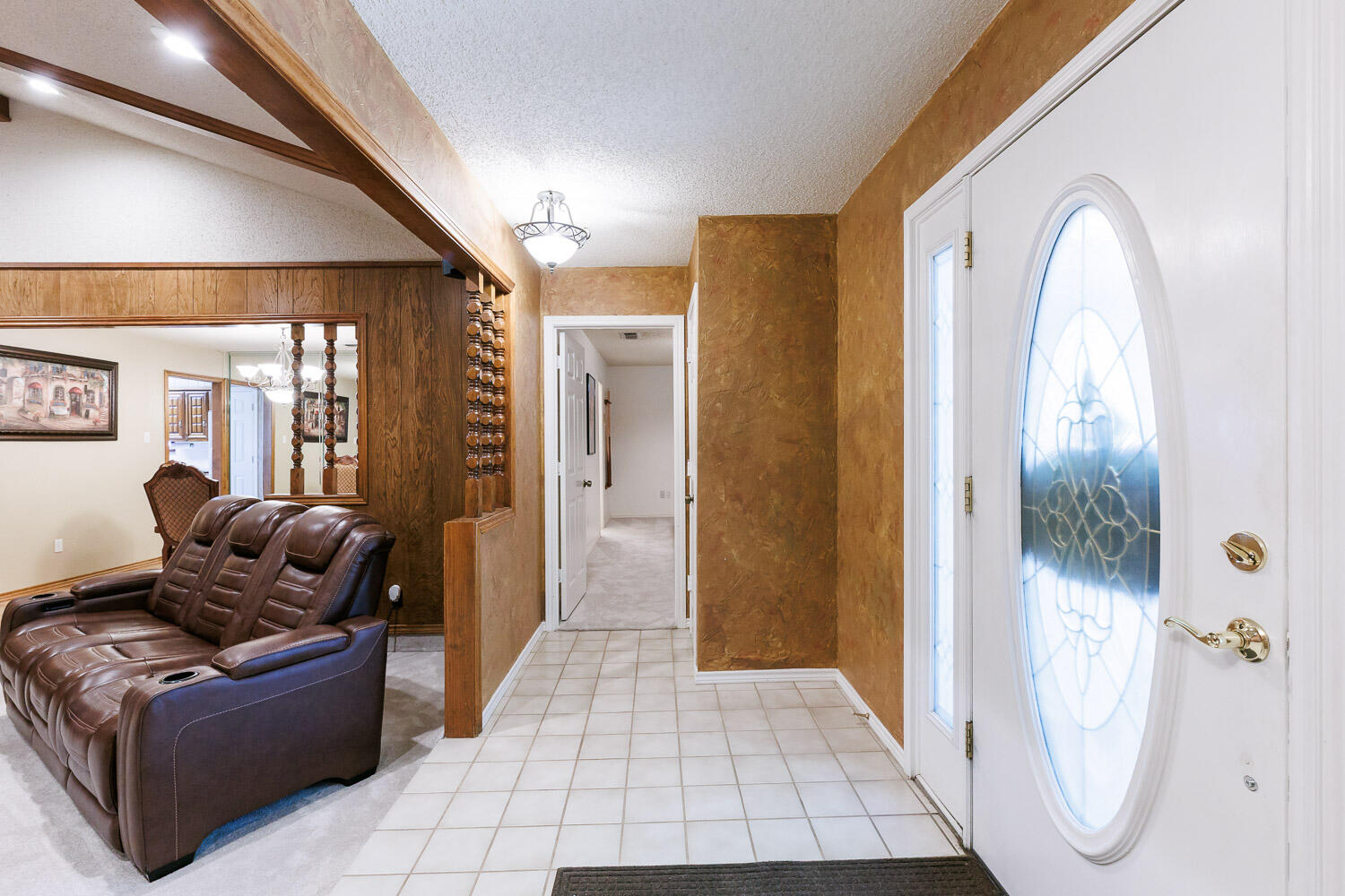 5717 72nd Street Lubbock, TX 79424 - Photo 5 of 54 a living room with furniture