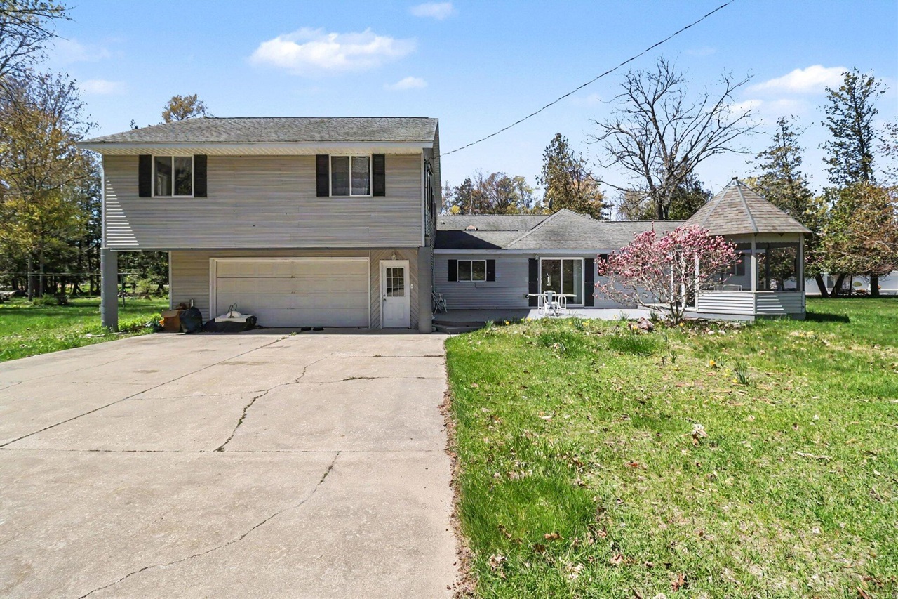 6665 Lakeshore Road Manistee, MI 49660 - Photo 2 of 36