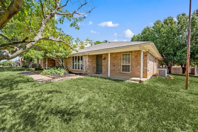 a view of a house with backyard and garden