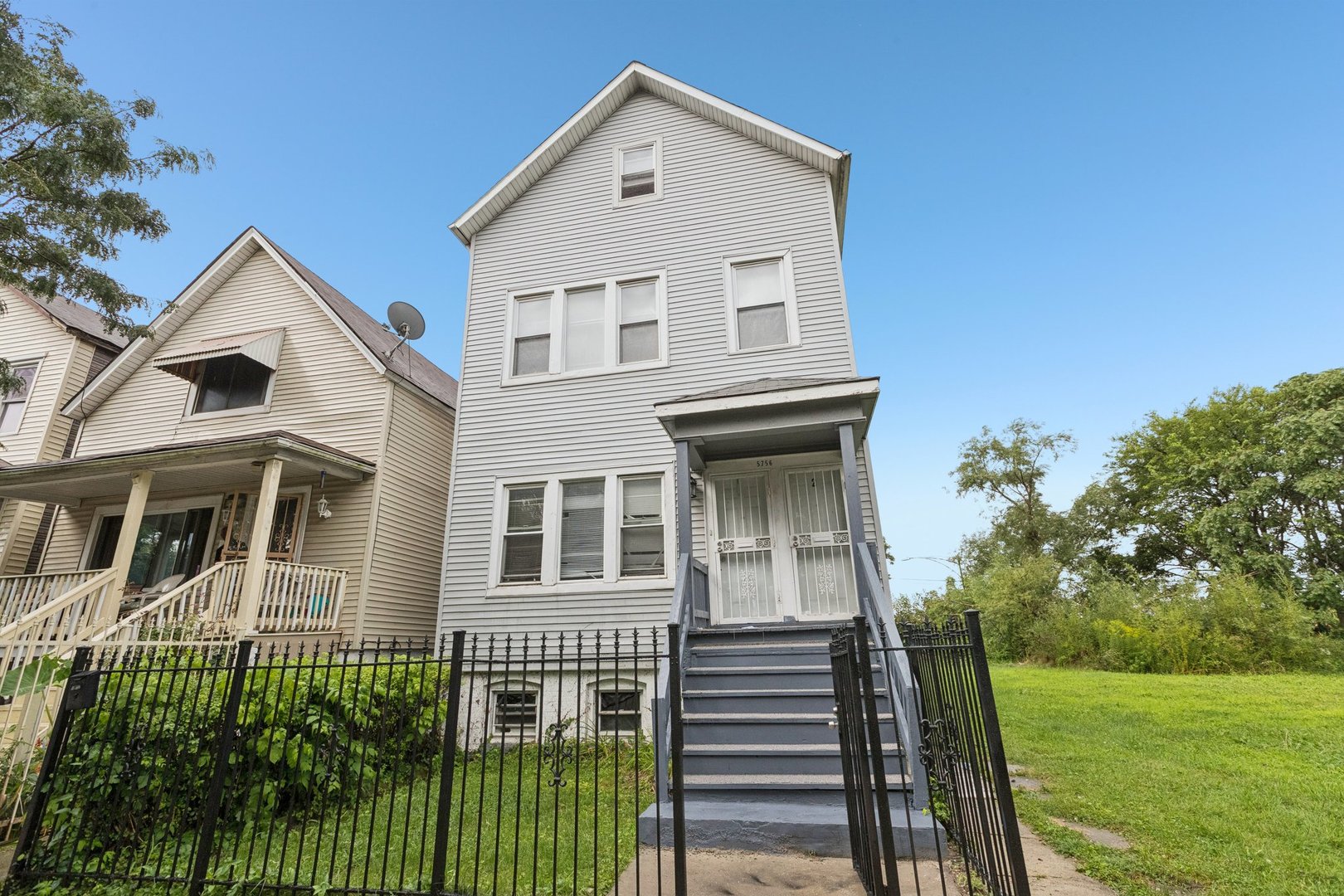 a view of a house with a yard