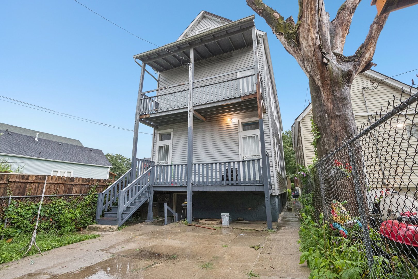 5756 South Princeton Avenue Chicago, IL 60621 - Photo 30 of 31 a view of a house with a balcony