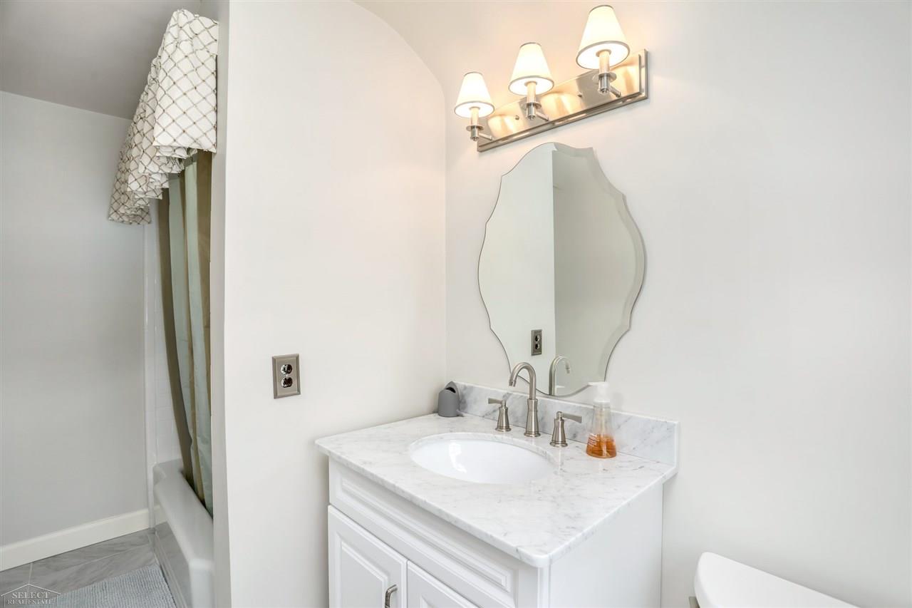 44 South Deeplands Road Grosse Pointe, MI 48236 - Photo 27 of 41 Ensuite Bathroom