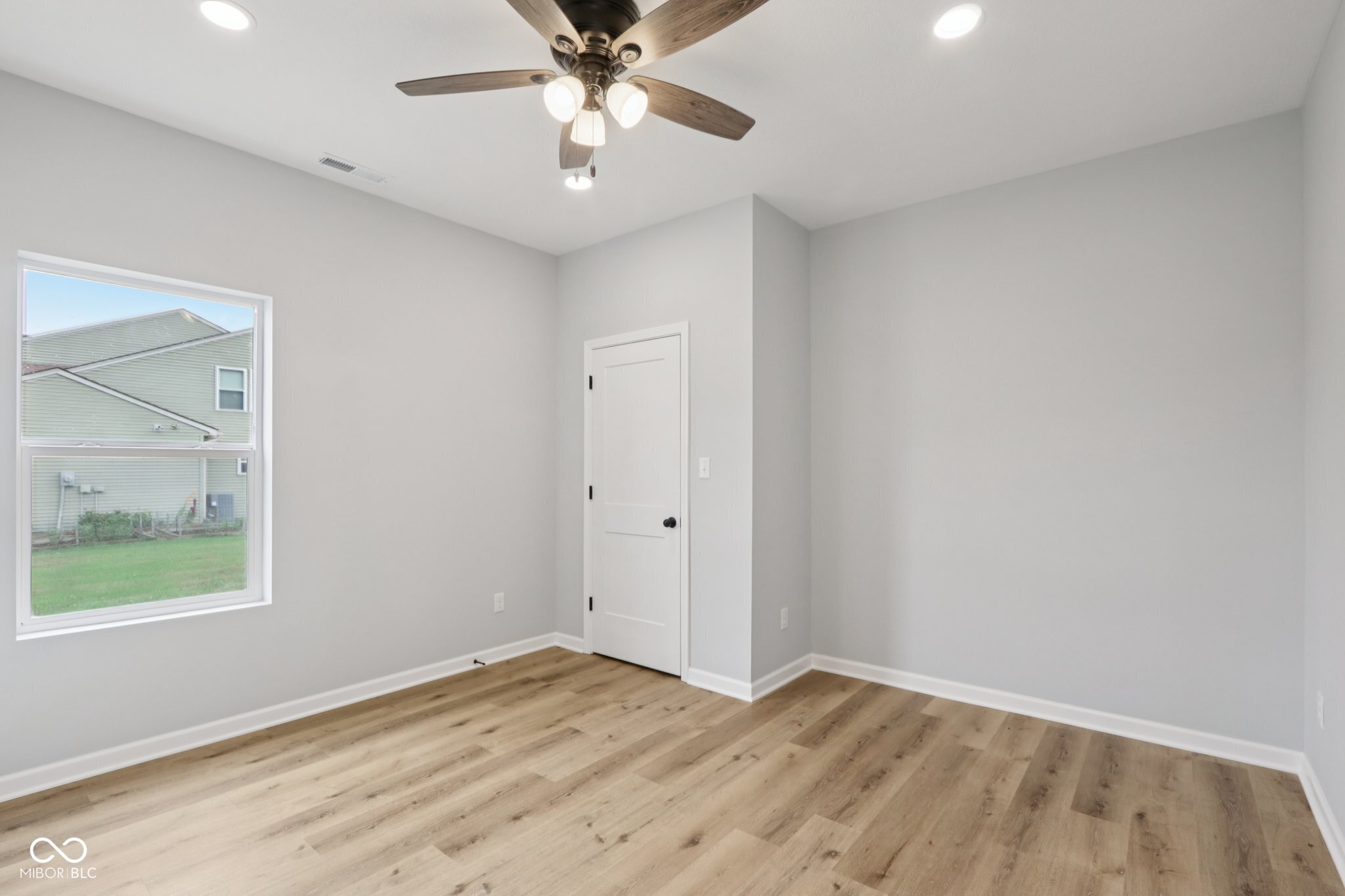 8355 Fieldfare Way Indianapolis, IN 46237 - Photo 2 of 36