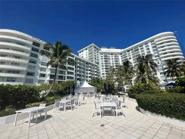 a view of outdoor space yard and porch