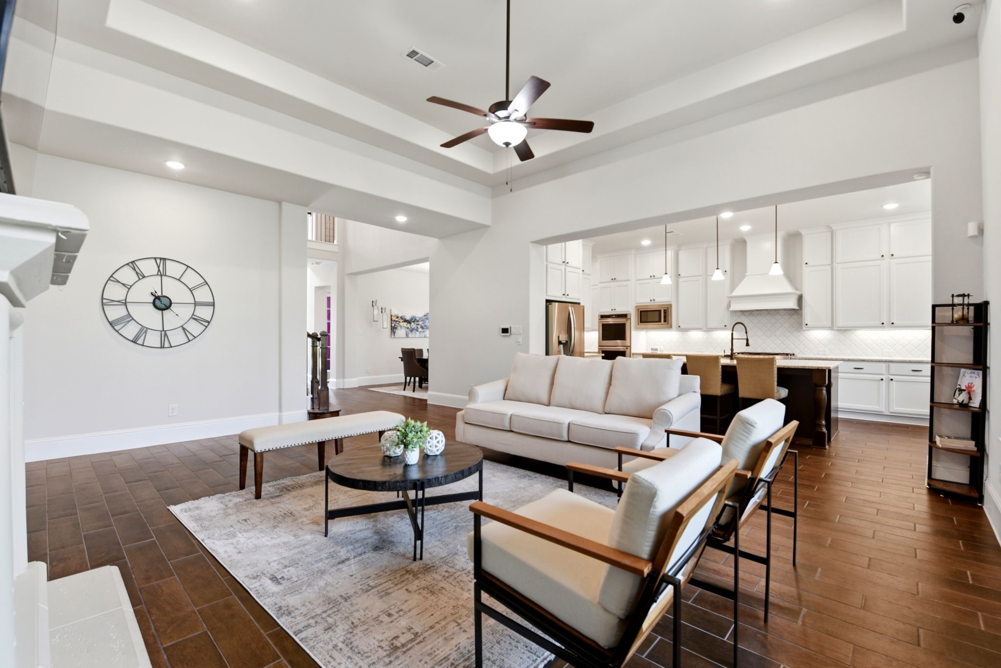 10062 South Goshawk Trail Conroe, TX 77385 - Photo 19 of 43 a living room with furniture kitchen view and a chandelier