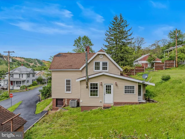 $264,000 | 151 South Laurel Avenue, Berkeley Springs, WV 25411