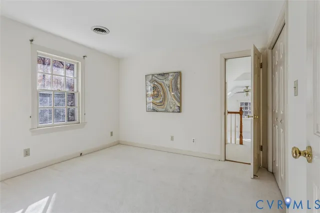 a picture of floor with a bench