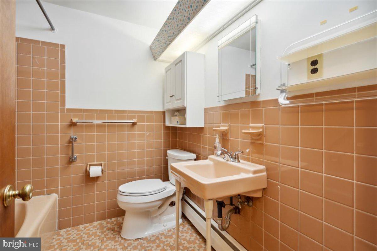 13 Chetwynd Road Paoli, PA 19301 - Photo 11 of 15 Hall Bath