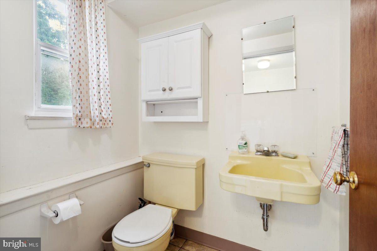 13 Chetwynd Road Paoli, PA 19301 - Photo 10 of 15 Powder Room