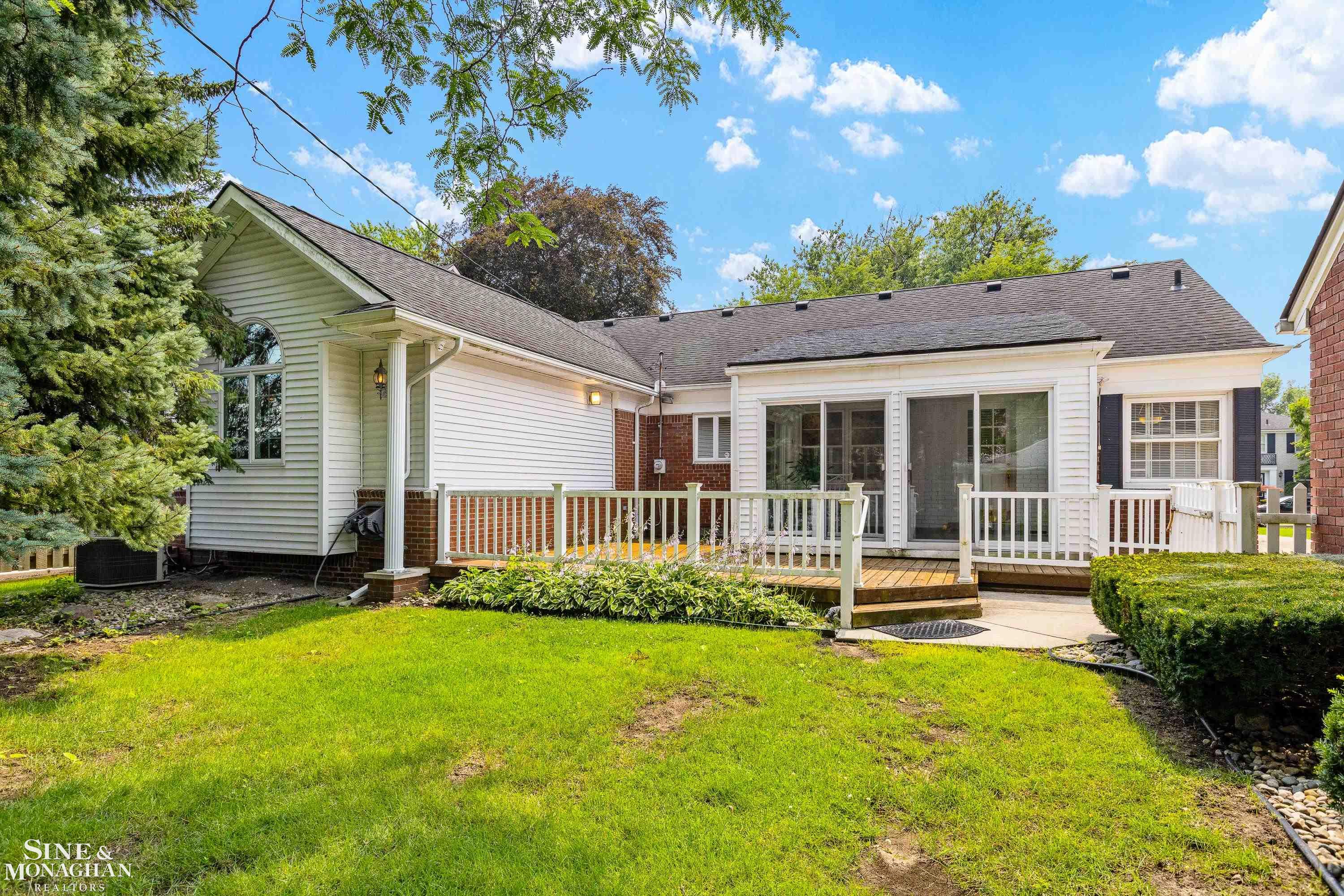 596 Hampton Road Grosse Pointe, MI 48236 - Photo 32 of 37 50116672-31.JPG