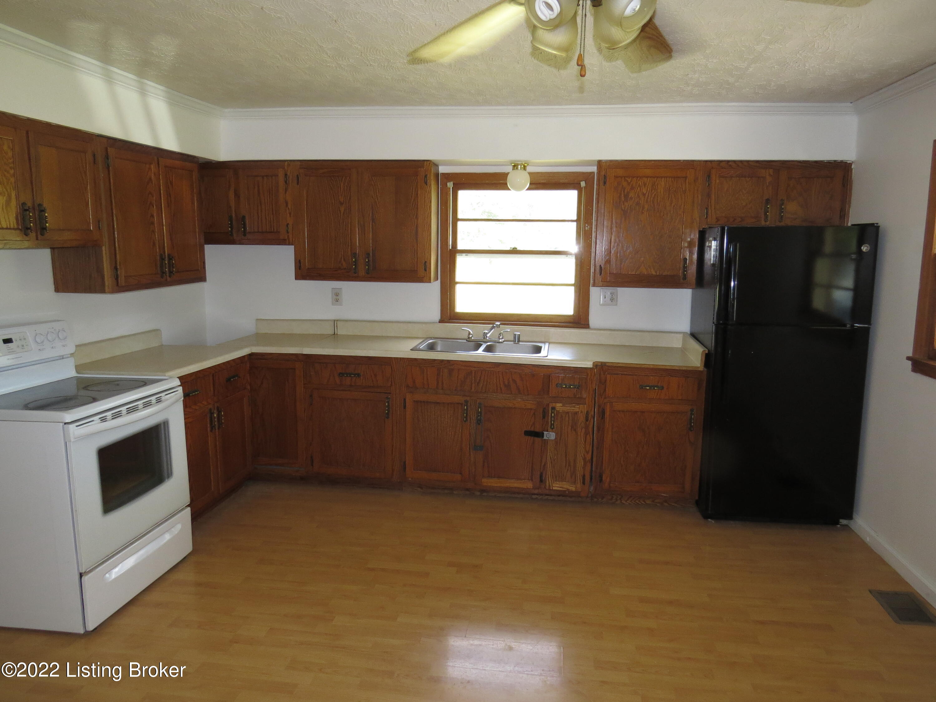 391 Pitts Point Road Shepherdsville, KY 40165 - Photo 7 of 38 391 Pitts Point Rd has a BIG Eat-In Kitchen!