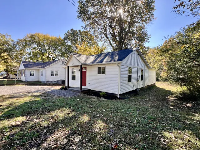 a view of a house with backyard