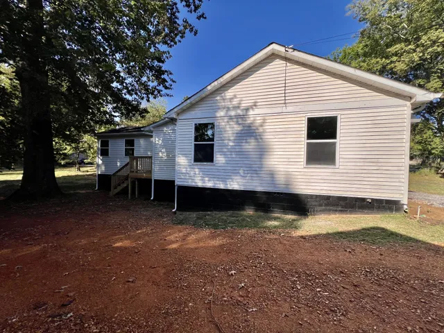 a view of back yard of the house