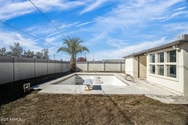 a view of a backyard