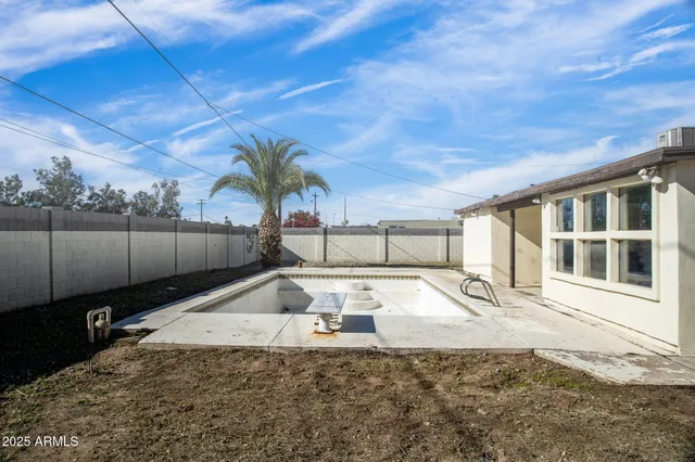 a view of a backyard