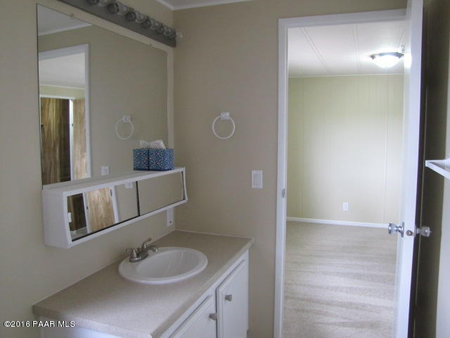 10249 Black Angus Road Dewey, AZ 86327 - Photo 24 of 39 Master jack & jill bathroom