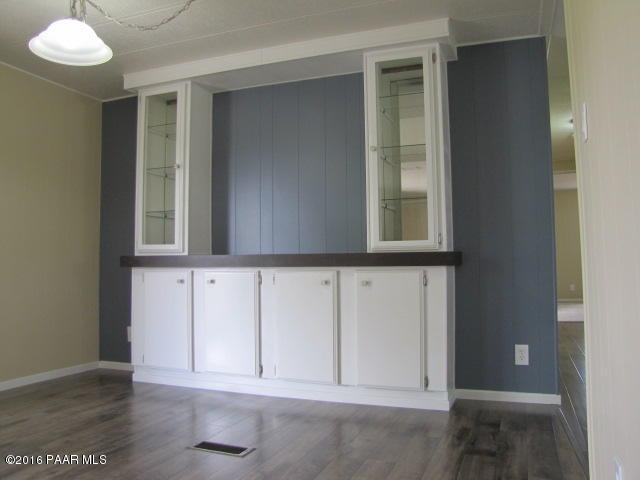 10249 Black Angus Road Dewey, AZ 86327 - Photo 8 of 39 Dining area/hutch
