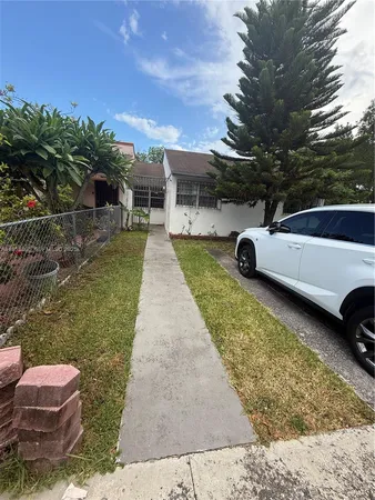 a view of a yard with an tree