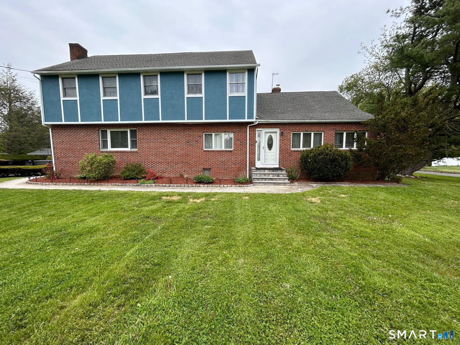 890 Daniels Farm Road Trumbull, CT 06611 - Photo 2 of 6