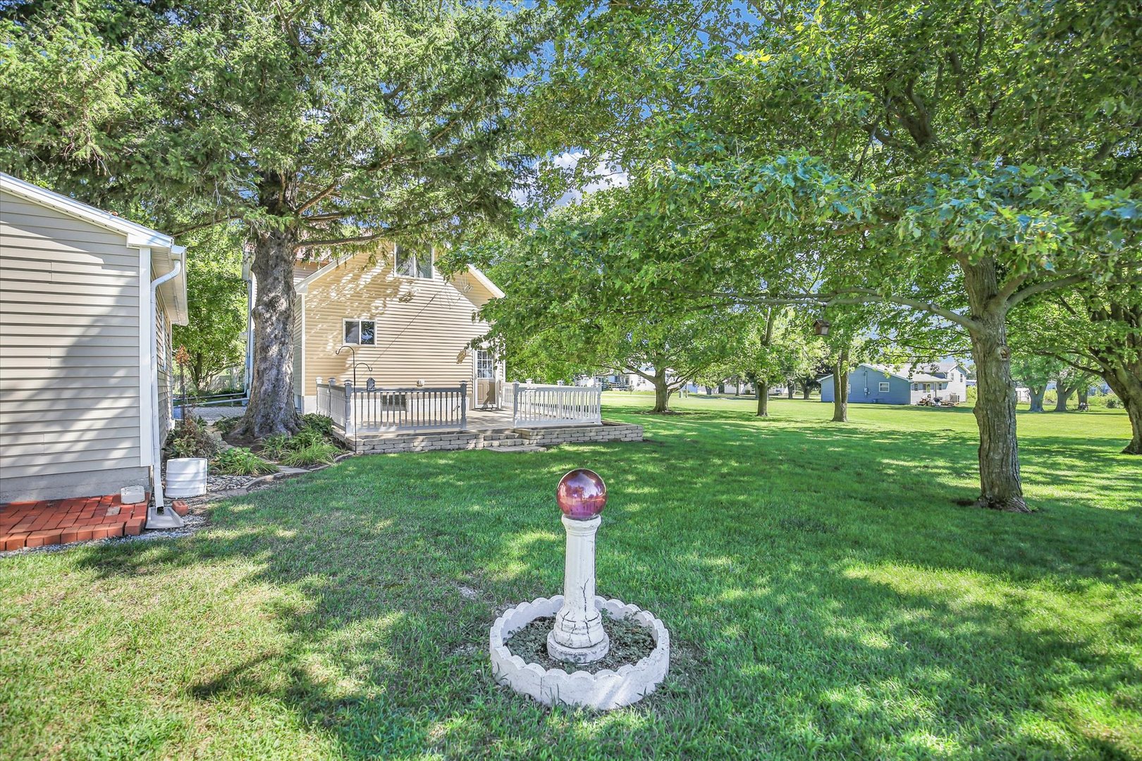 221 East 5th Avenue Rankin, IL 60960 - Photo 31 of 44 a front view of a house with garden