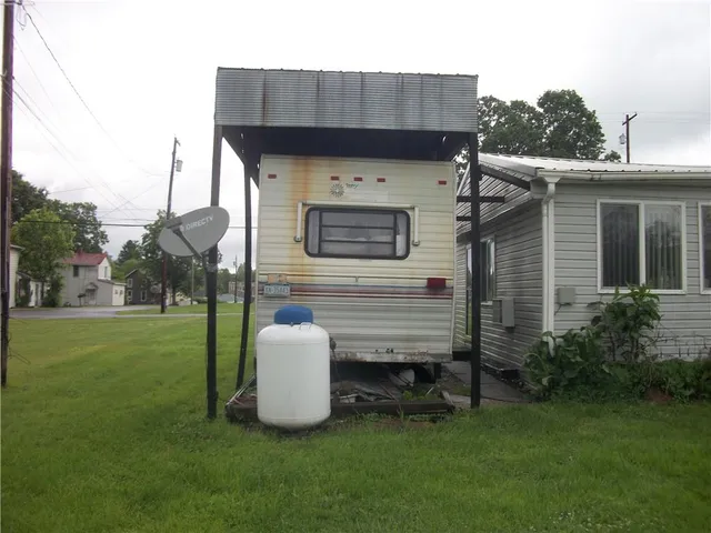a view of a house with a backyard