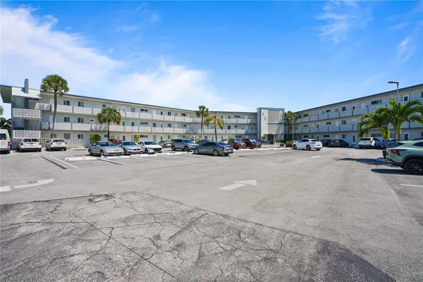 $1,900 | 13105 Ixora Court, Unit 215, North Miami, FL 33181