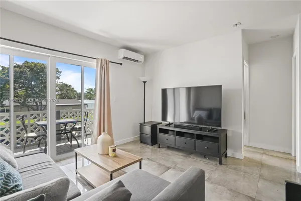 $1,900 | 13105 Ixora Court, Unit 215, North Miami, FL 33181