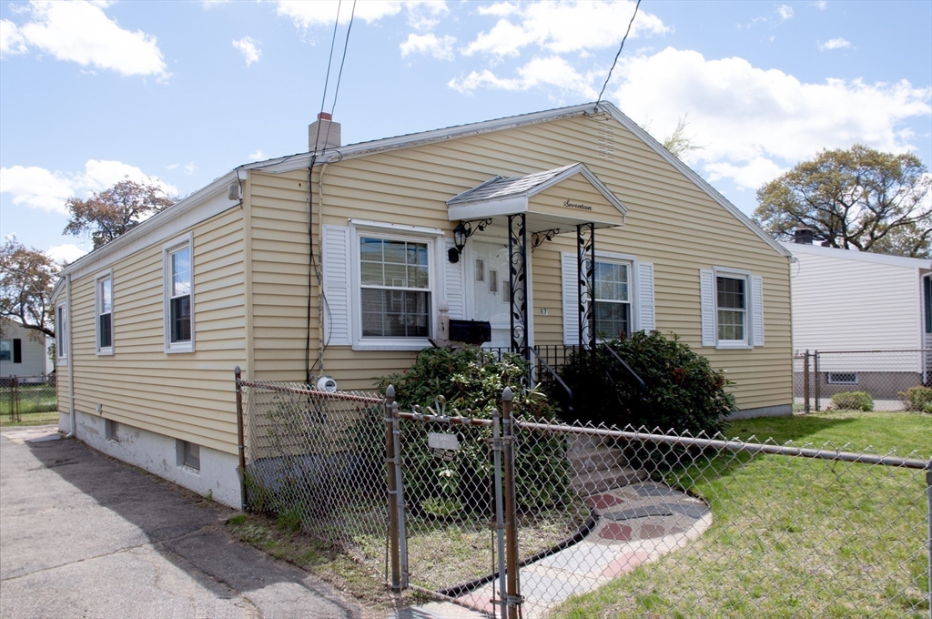 17 Mc Bride Street Springfield, MA 01104 - Photo 5 of 32