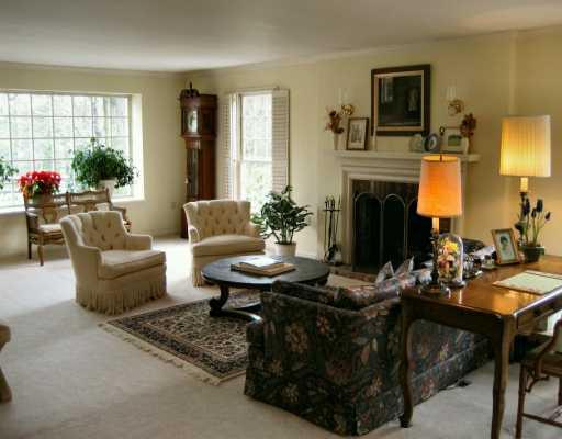 539 Sangree Road Pittsburgh, PA 15237 - Photo 2 of 8 Living Room.