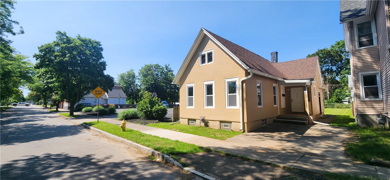Welcome to 216 Lyndhurst St.