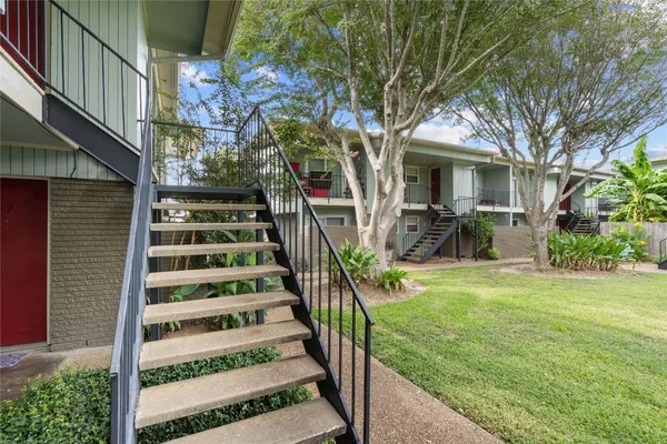$1,075 | 102 Strand Street, Unit 4, Galveston, TX 77550