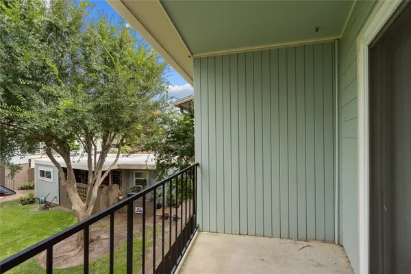 $1,100 | 102 Strand Street, Unit 4, Galveston, TX 77550