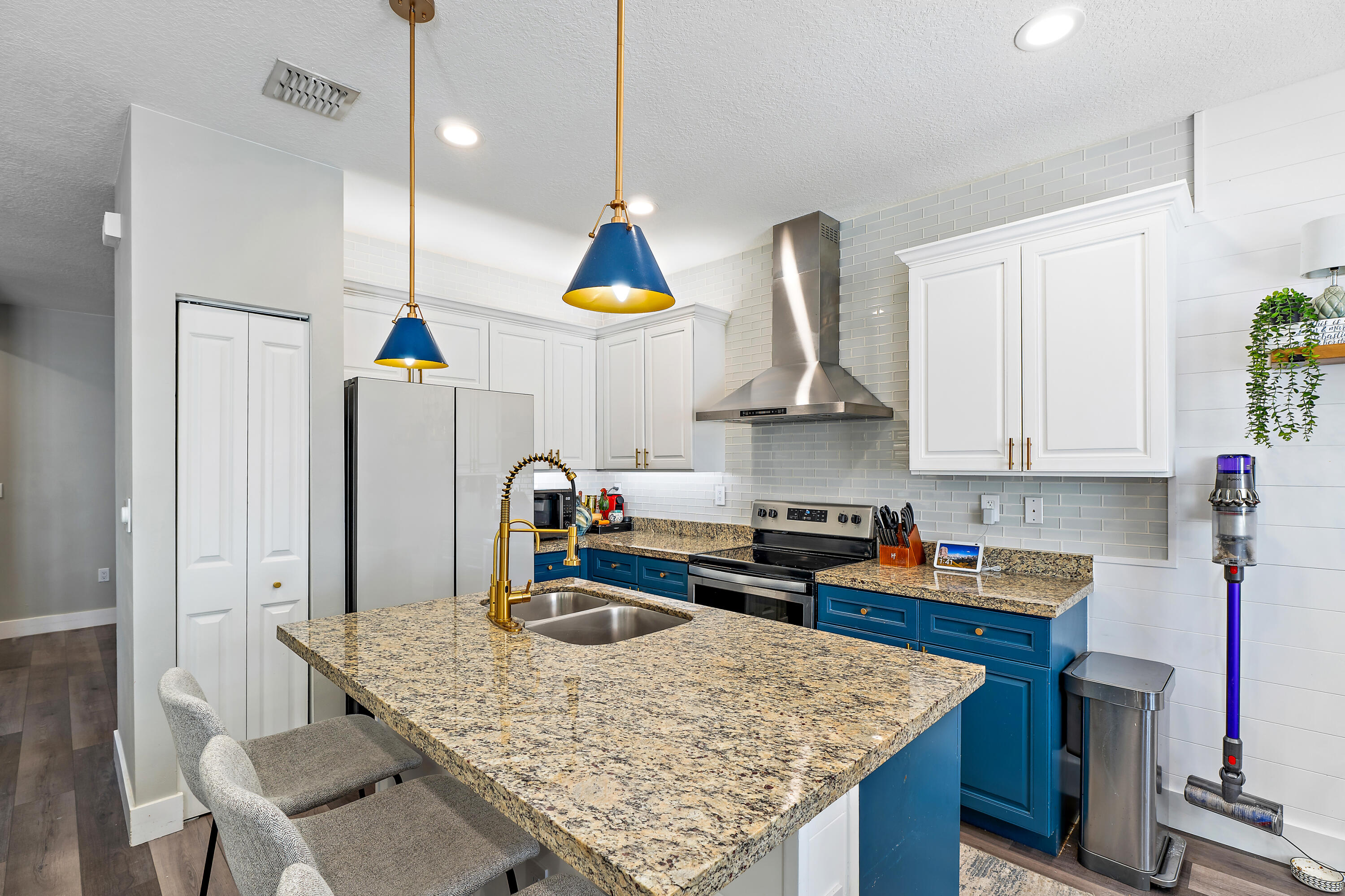 6024 Pine Tree Way Riviera Beach, FL 33410 - Photo 11 of 35 Kitchen