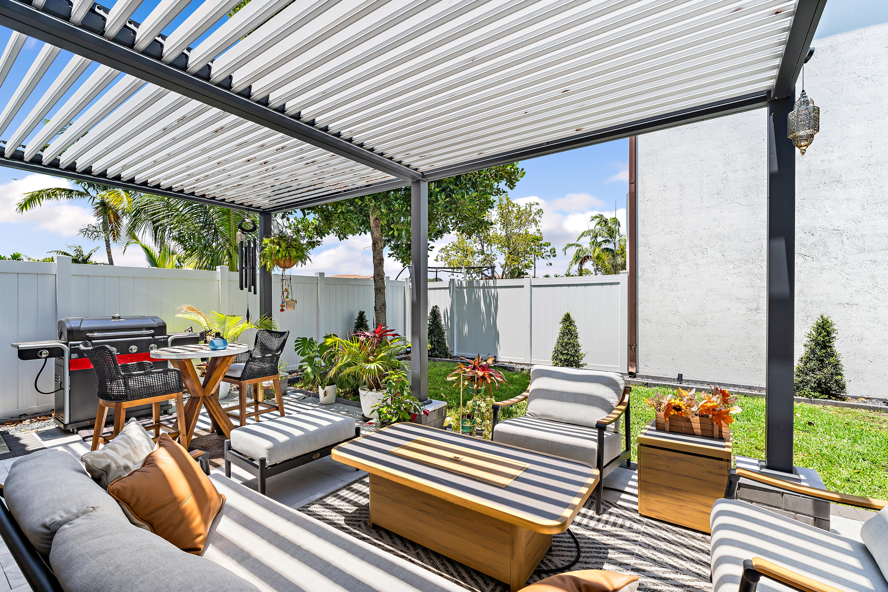 6024 Pine Tree Way Riviera Beach, FL 33410 - Photo 29 of 35 Yard