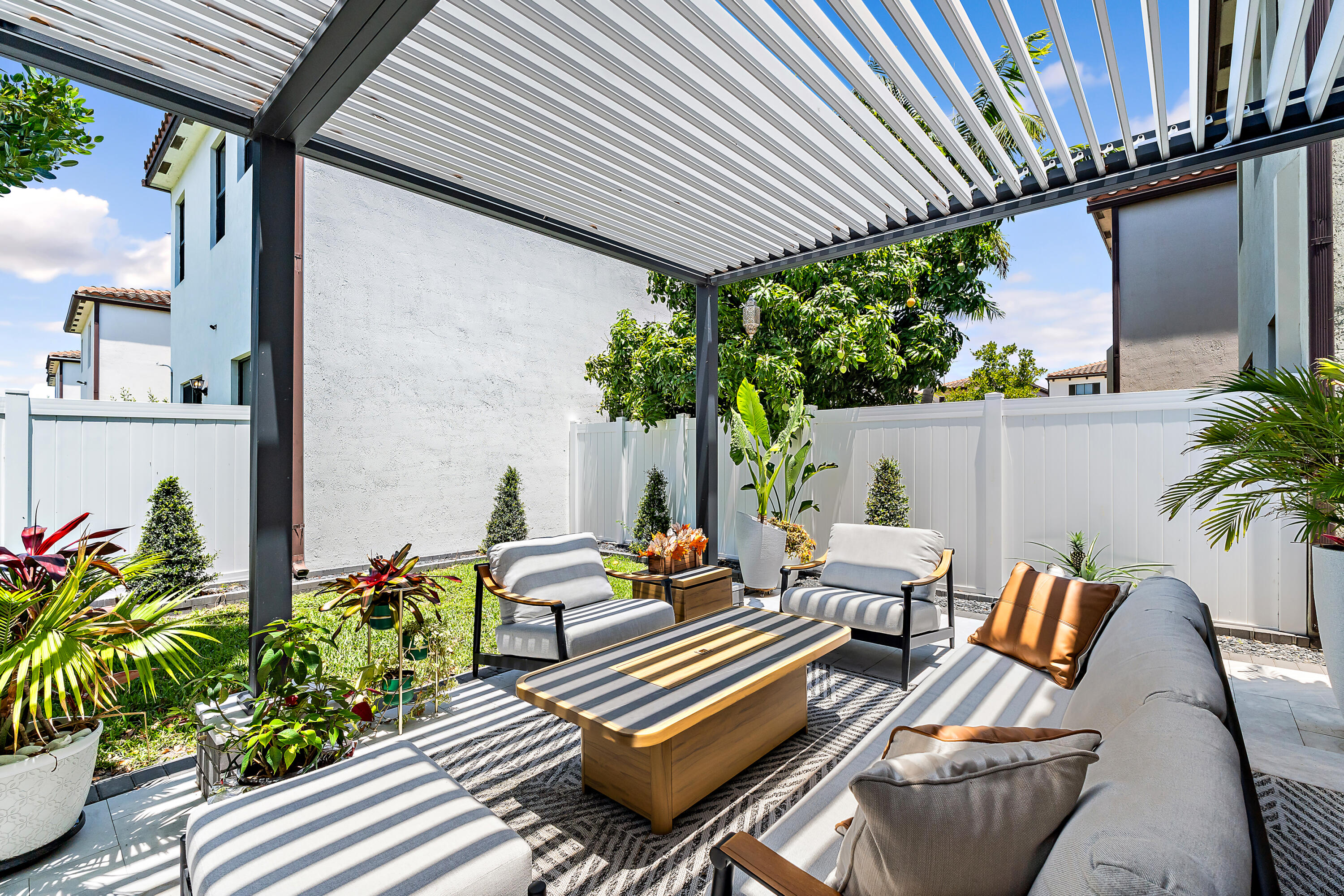 6024 Pine Tree Way Riviera Beach, FL 33410 - Photo 30 of 35 Yard