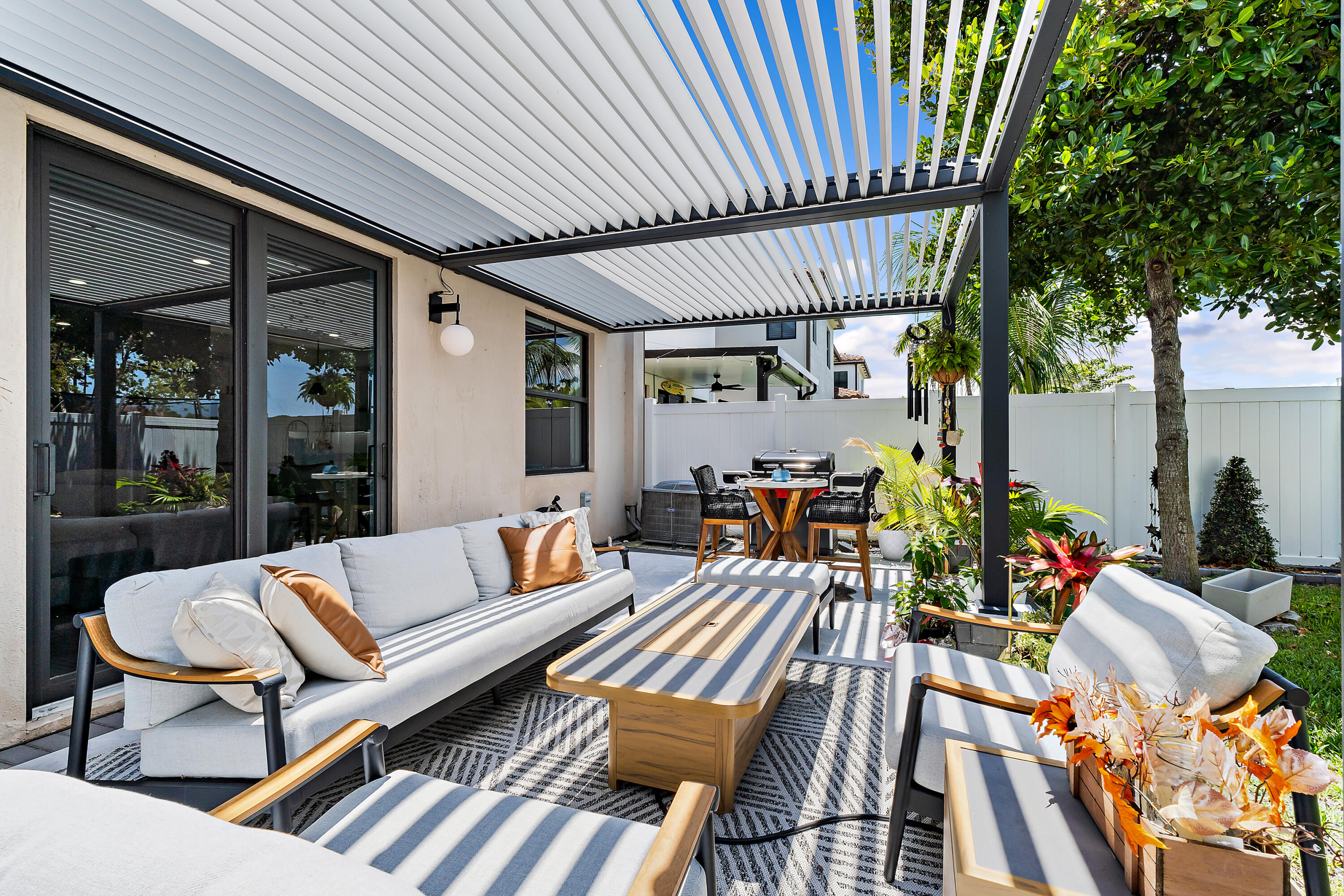 6024 Pine Tree Way Riviera Beach, FL 33410 - Photo 33 of 35 Yard