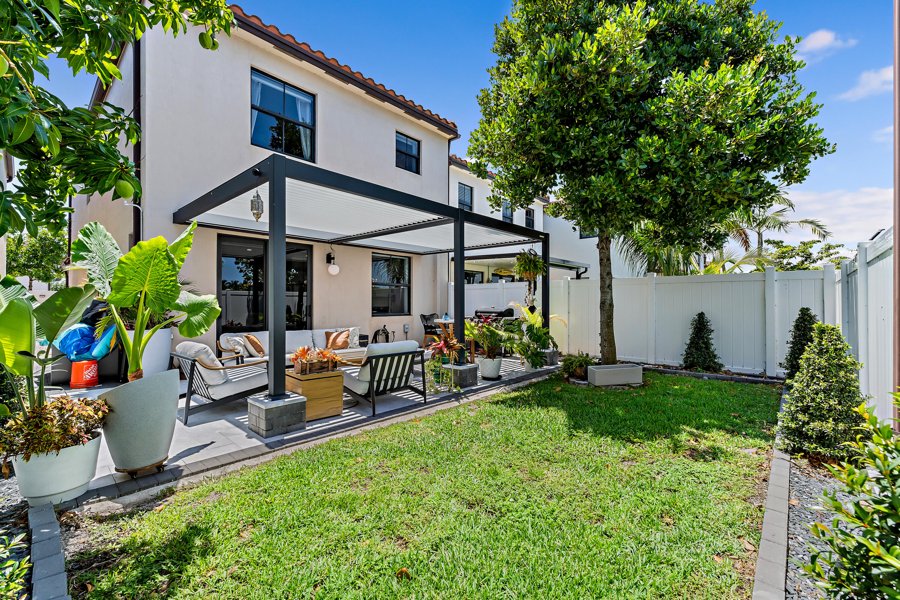 6024 Pine Tree Way Riviera Beach, FL 33410 - Photo 34 of 35 Yard