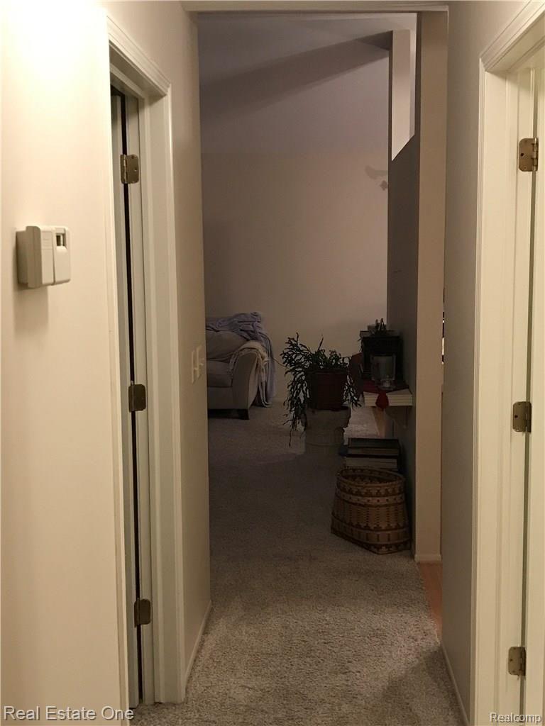 180 Pine Tree Ridge, Unit 1 Waterford, MI 48327 - Photo 8 of 23 Hallway to living room