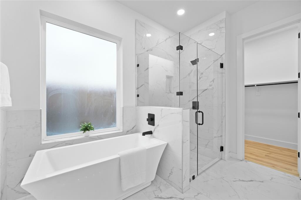 2121 Oak Haven Court Garland, TX 75044 - Photo 20 of 38 a bathroom with a bathtub and a shower