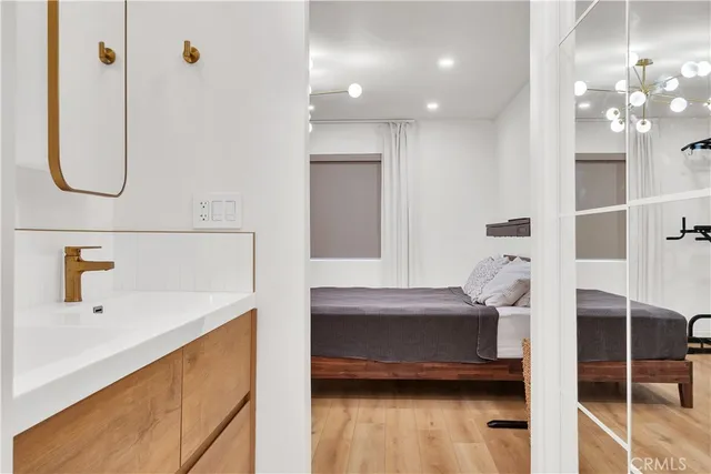 a en suite bathroom with a sink and a mirror