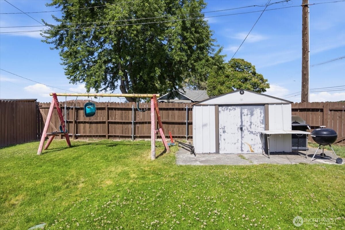 802 South 11th Avenue Pasco, WA 99301 - Photo 20 of 24 a view of house with backyard and a slide