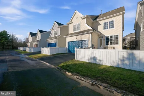 $925,000 | 1004 Gaither Road, Rockville, MD 20850