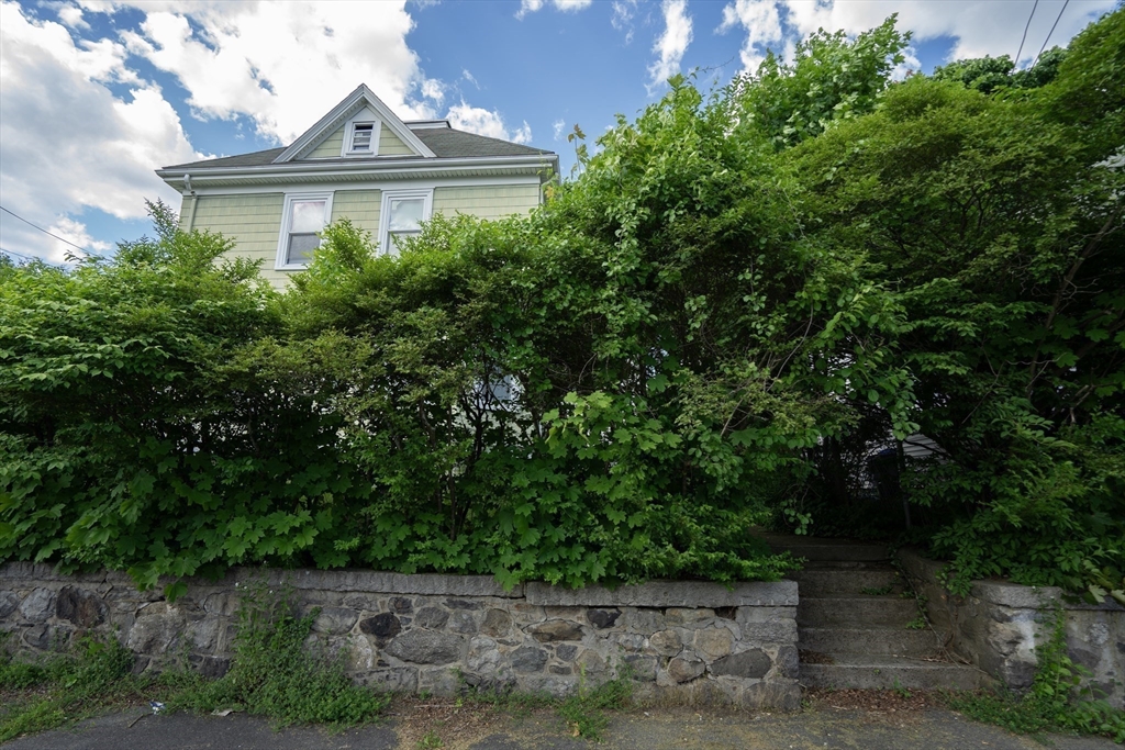 83 Arnold Street Methuen, MA 01844 - Photo 2 of 33