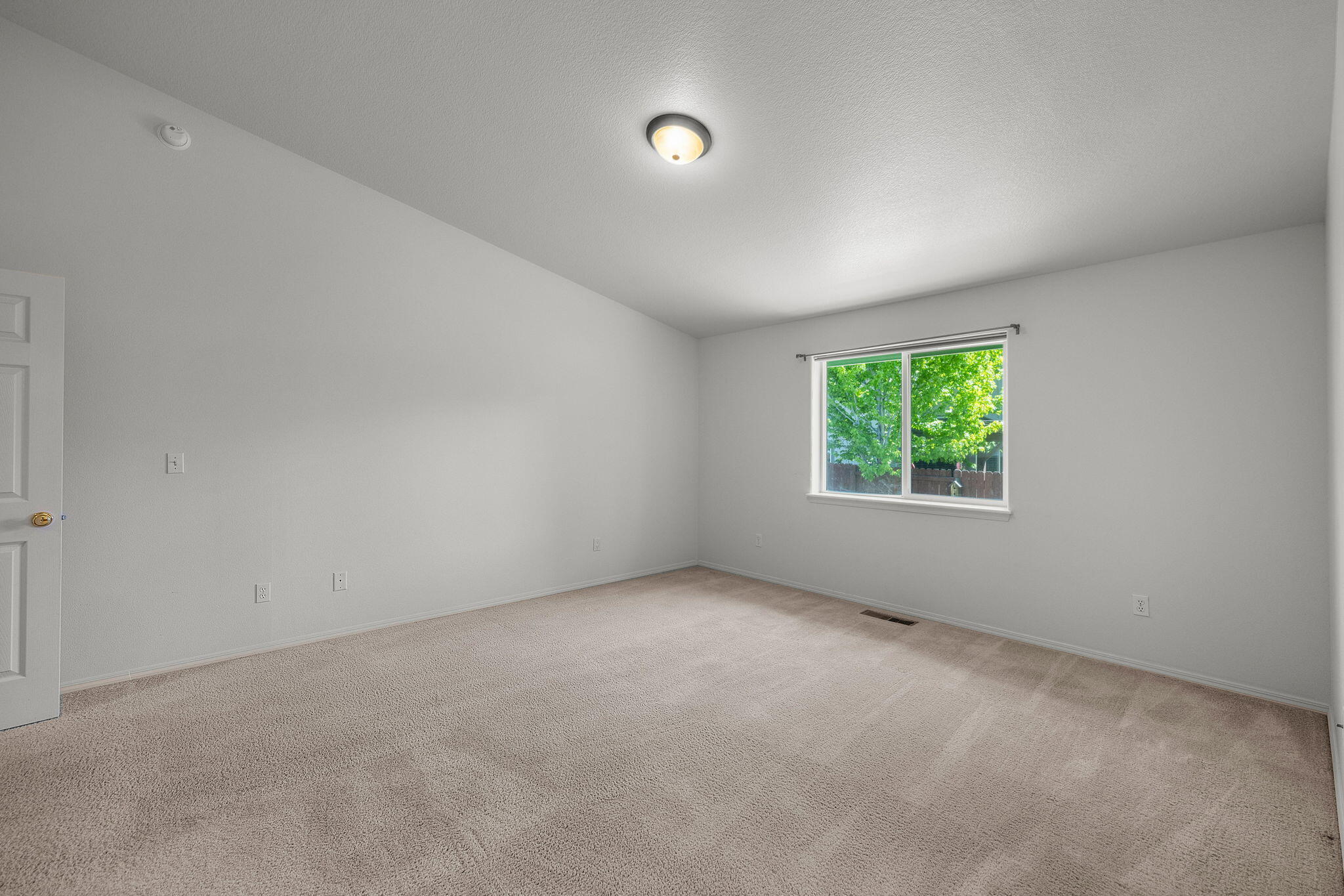 348 Northwest Antler Loop Redmond, OR 97756 - Photo 16 of 34 Primary suite