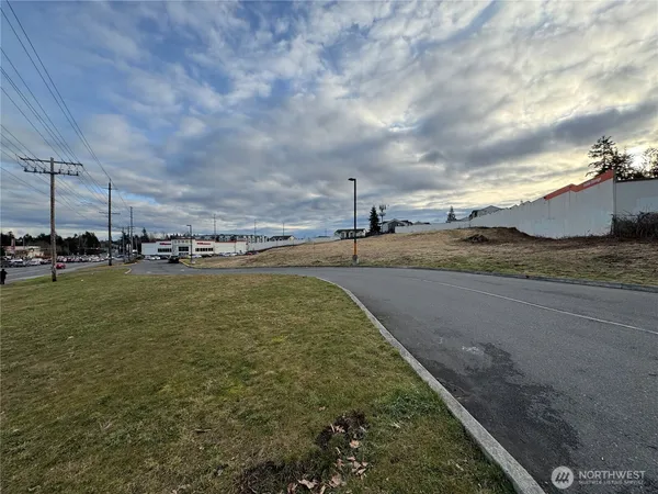 $5,600,000 | 11918 Airport Road, Everett, WA 98204