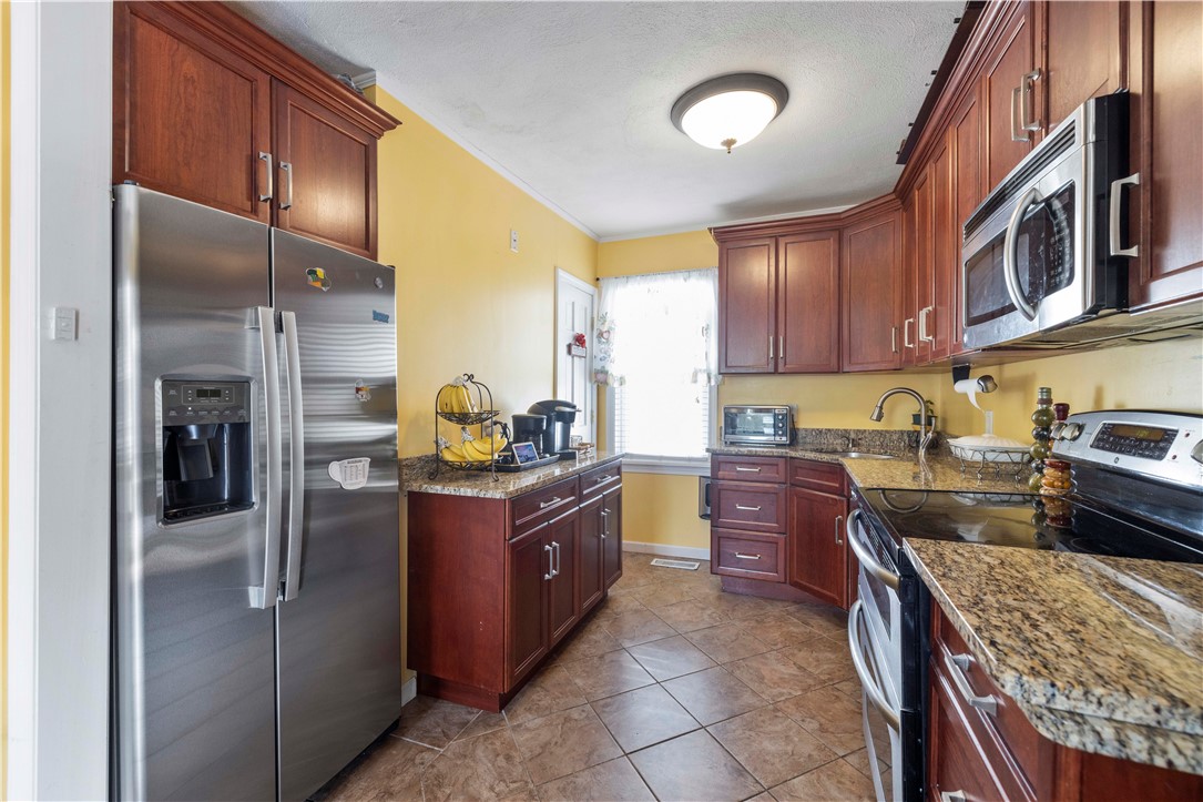 70 Perkins Avenue Cranston, RI 02910 - Photo 4 of 36